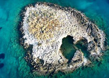 Ένα άγνωστο διαμαντάκι της Αττικής με φυσική πισίνα που πας κολυμπώντας [video]