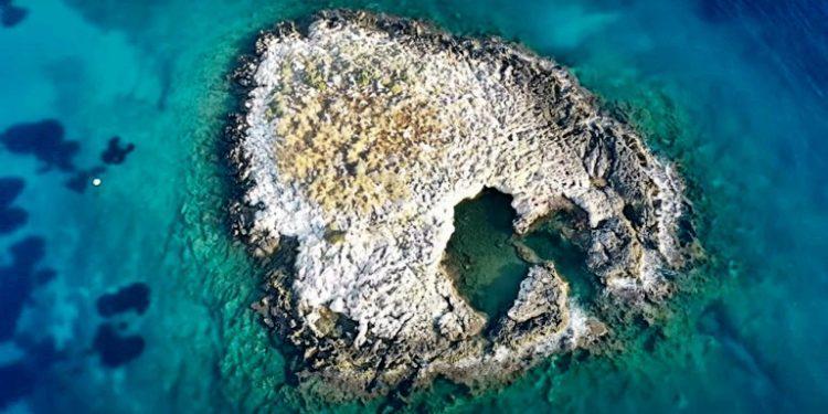 Ένα άγνωστο διαμαντάκι της Αττικής με φυσική πισίνα που πας κολυμπώντας [video]