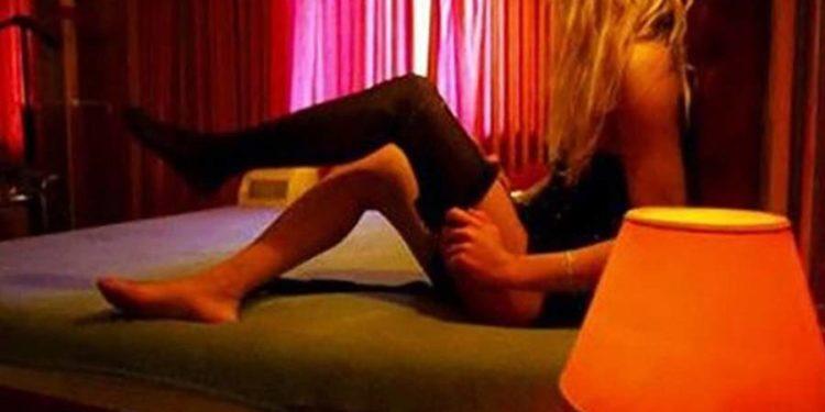 Οι ιερόδουλες αποκαλύπτουν τι συμβαίνει εν μέσω κορονοϊού.