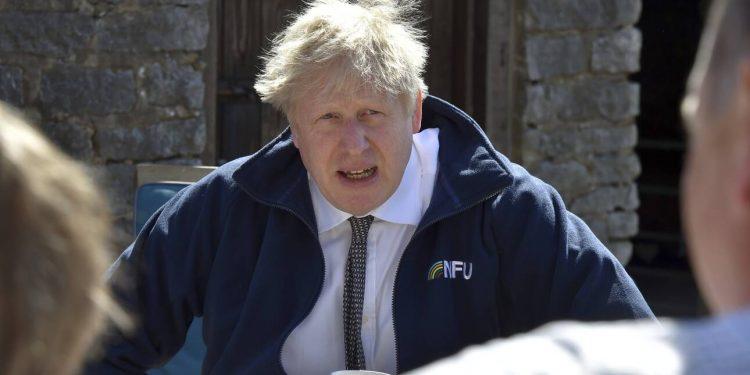 Μπόρις Τζόνσον για lockdown: «Αφήστε τα πτώματα να στοιβάζονται κατά χιλιάδες»