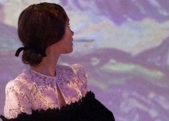 Λίλι Κόλινς: Σε έκθεση του Βαν Γκογκ πριν τα γυρίσματα του «Emily in Paris»