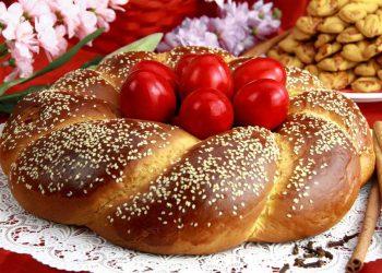 Πασχαλινά τσουρέκια από τον Ηλία Μαμαλάκη Συνταγή για υπέροχα πασχαλινά τσουρέκια από τον Ηλία Μαμαλάκη. Εκτελούμε τη συνταγή με βούτυρο Χωριό αγελάδος.