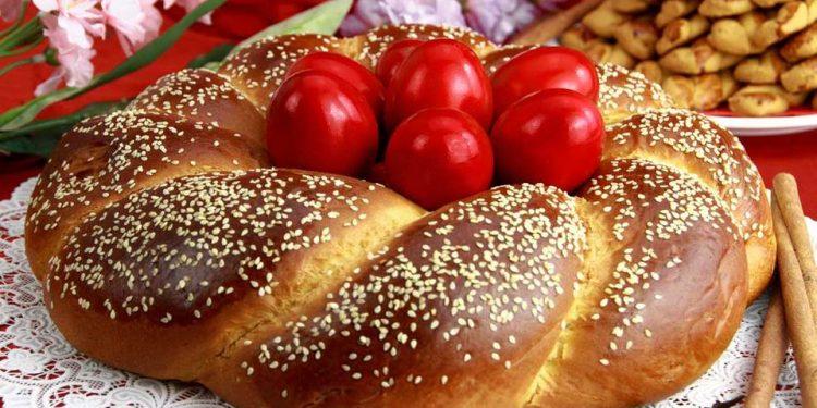 Πασχαλινά τσουρέκια από τον Ηλία Μαμαλάκη Συνταγή για υπέροχα πασχαλινά τσουρέκια από τον Ηλία Μαμαλάκη. Εκτελούμε τη συνταγή με βούτυρο Χωριό αγελάδος.