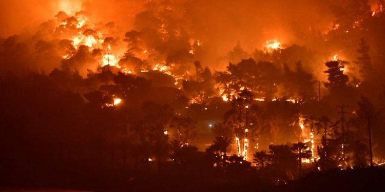 Φούντωσε νέο μέτωπο στην Κορινθία: Ενεργοποιήθηκε ξανά το 112 – Εκκενώνεται οικισμός