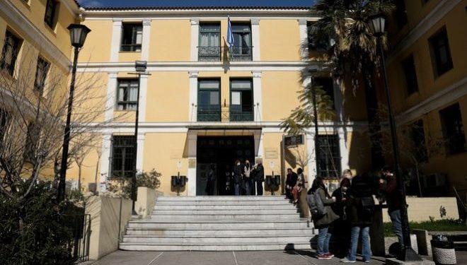 Ελεύθερος με εγγύηση ύψους 5.000 ευρώ, ο δάσκαλος που έστελνε σε μαθήτριες σεξουαλικά μηνύματα