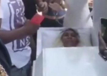 Παράξενη πρόβα κηδείας: Ξάπλωσε στο φέρετρο και έβλεπε συγγενείς και φίλους να θρηνούν