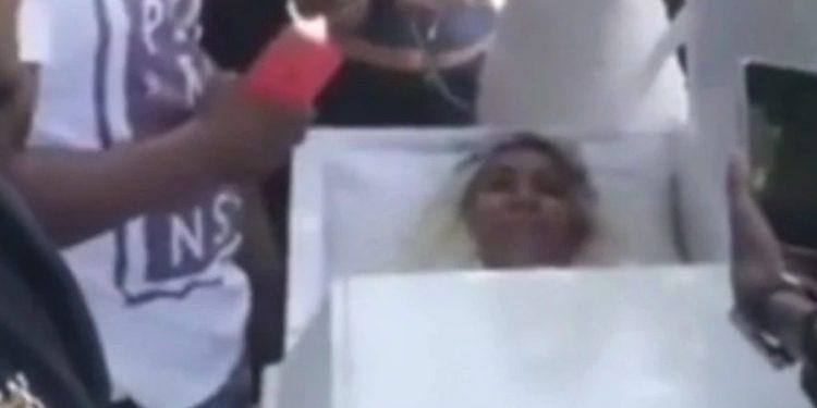 Παράξενη πρόβα κηδείας: Ξάπλωσε στο φέρετρο και έβλεπε συγγενείς και φίλους να θρηνούν