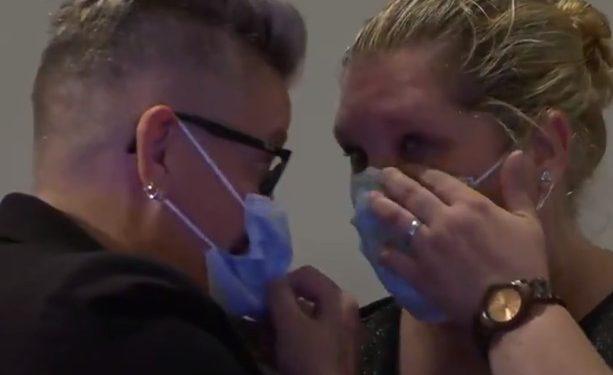 Καθολικοί ιερείς δίνουν την ευχή τους σε γκέι ζευγάρια – Δάκρυα χαράς και αγκαλιές