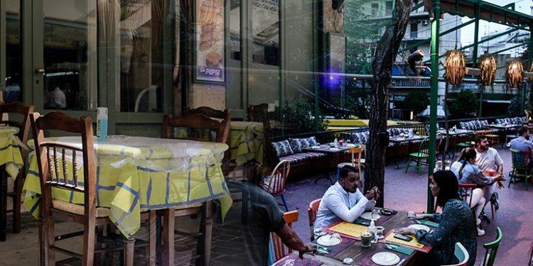 Επιστρέφει η μουσική στην εστίαση – Μία ώρα αργότερα η απαγόρευση κυκλοφορίας