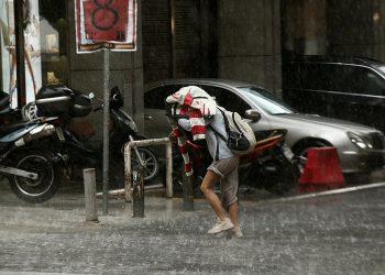 Αγριεύει σήμερα ο καιρός: 1.000 κεραυνοί έπεσαν την Τετάρτη – Άνοιξαν οι ουρανοί στην Αθήνα – ΦΩΤΟ και ΒΙΝΤΕΟ