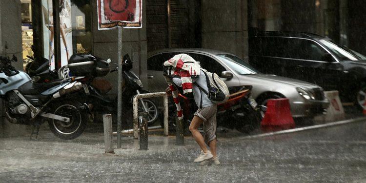 Αγριεύει σήμερα ο καιρός: 1.000 κεραυνοί έπεσαν την Τετάρτη – Άνοιξαν οι ουρανοί στην Αθήνα – ΦΩΤΟ και ΒΙΝΤΕΟ