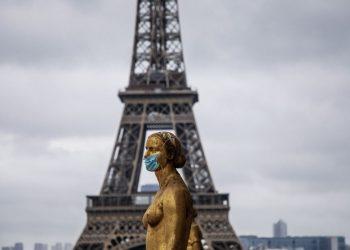 Η Γαλλία πετάει τις μάσκες