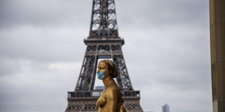 Η Γαλλία πετάει τις μάσκες