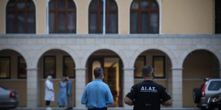 Μονή Πετράκη: «Δεν είναι τρελός ο ιερέας, αλλά λαοπλάνος», λέει ο Μητροπολίτης Βέροιας