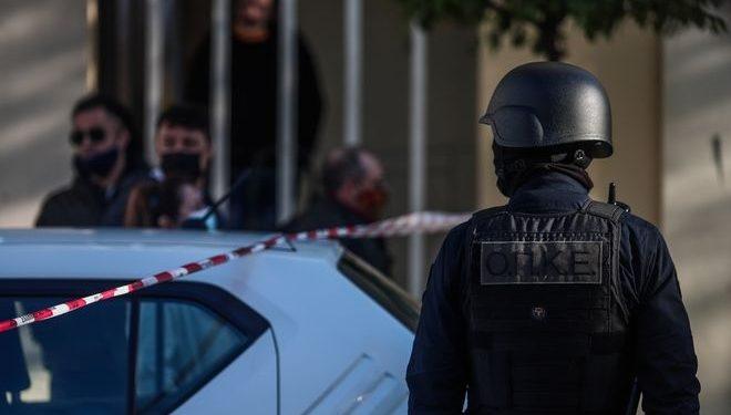 Δολοφονία στην Αγία Βαρβάρα: Πυροβολισμούς σε κεφάλι και ώμο δέχθηκε η 64χρονη