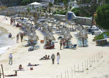 Μύκονος: Ελικόπτερο επιχειρηματία προσγειώθηκε μέσα σε beach bar [ΒΙΝΤΕΟ]