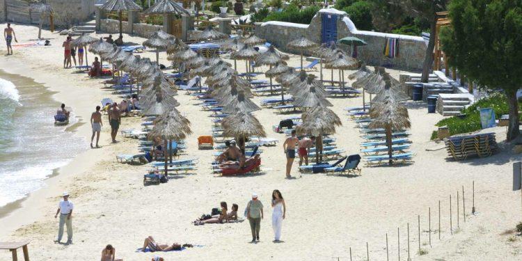 Μύκονος: Ελικόπτερο επιχειρηματία προσγειώθηκε μέσα σε beach bar [ΒΙΝΤΕΟ]