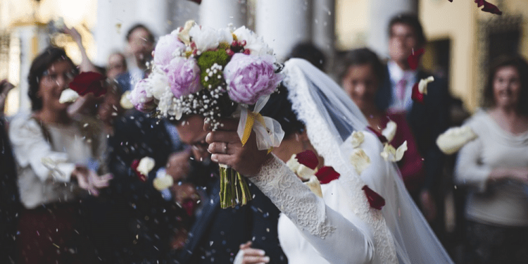 Χαλάρωση μέτρων: Πότε θα αυξηθούν σε 200 οι καλεσμένοι στις δεξιώσεις γάμων – Όλες οι πληροφορίες