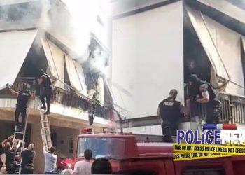 Πετρούπολη: Βίντεο αστυνομικών που “βούτηξαν”στην πυρκαγιά για να σώσουν εγκωβισμένη.