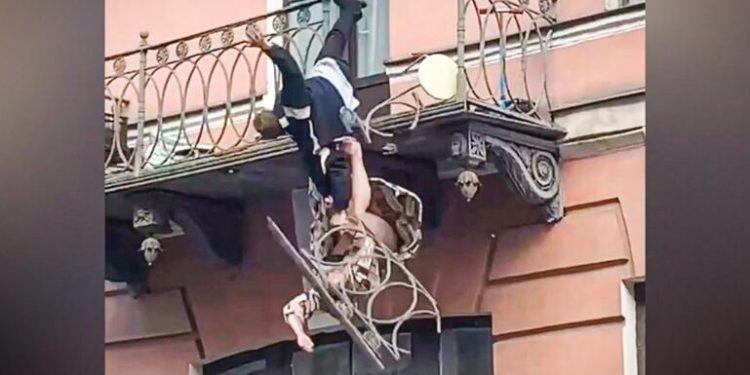 Ζευγάρι έπεσε από το μπαλκόνι ενώ καυγάδιζε