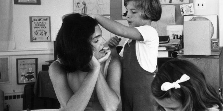 Jackie Kennedy: Ο αλκοολικός πατέρας, οι αποβολές και το φλερτ της αδερφής της με τον Ωνάση