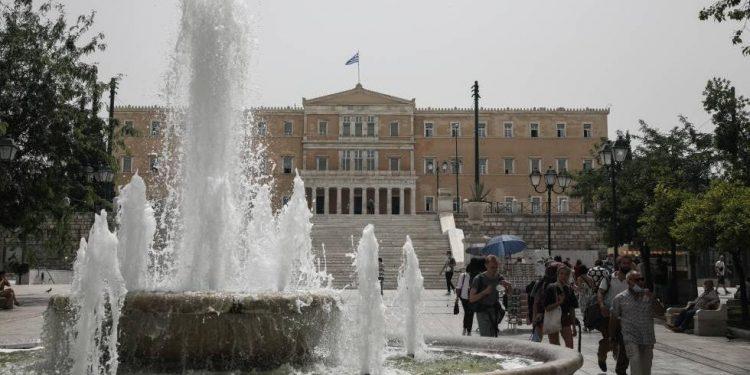 «Καμίνι» η χώρα – Κλείνουν σχολεία λόγω καύσωνα