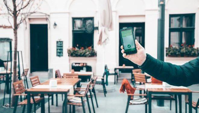 Μόσχα: Με QR εμβολιασμού ή μοριακό τεστ σε μπαρ και εστιατόρια