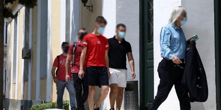 Βιασμός στα Πατήσια: Ποινική δίωξη στους δύο νεαρούς  Διάβασέ μου το… Ανακάλεσε, εν μέρει, η 19χρονη. Τι υποστήριξαν οι κατηγορούμενοι.