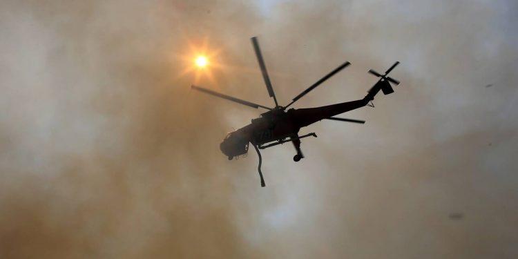 Φωτιά στο Ελληνικό: Επιχειρούν και εναέρια μέσα