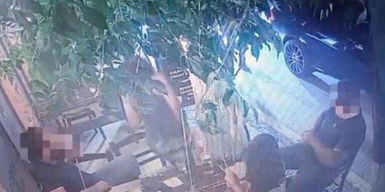 Σκηνές από το αιματηρό πιστολίδι στην ταβέρνα – Δείτε το βίντεο ντοκουμέντο