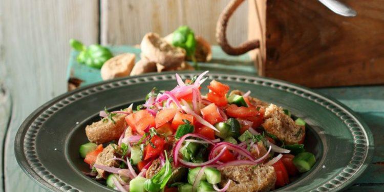 Καλοκαιρινή σαλάτα µε κρίθινο παξιµάδι της Αργυρώς