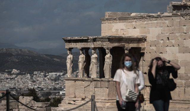 Κοροναϊός: Κορύφωση κρουσμάτων μέχρι 15 Αυγούστου – Έκκληση των ειδικών για εμβολιασμό πριν τις διακοπές