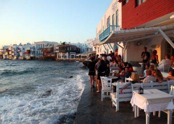 Κοροναϊός: «Μοντέλο» Μυκόνου σε τέσσερα νησιά – Ποια μέτρα εξετάζει η κυβέρνηση