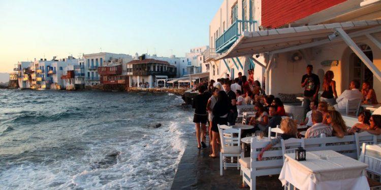 Κοροναϊός: «Μοντέλο» Μυκόνου σε τέσσερα νησιά – Ποια μέτρα εξετάζει η κυβέρνηση