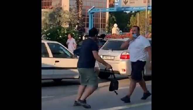 Καμεραμάν του ΣΚΑΪ κυνηγάει και δέρνει επιβάτη στον Πειραιά