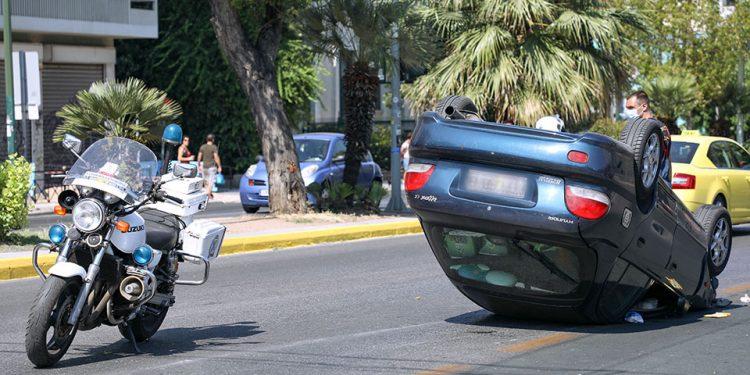 Τροχαίο στην Αλεξάνδρας: ΙΧ αναποδογύρισε στην μέση του δρόμου