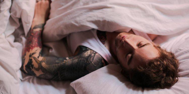 Ξυπνάς και εσύ μέσα στη νύχτα χωρίς λόγο;