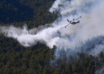 Μάχη σε δύο μέτωπα στα Βίλια – Επιχειρούν τα «Ιλιούσιν» και Beriev