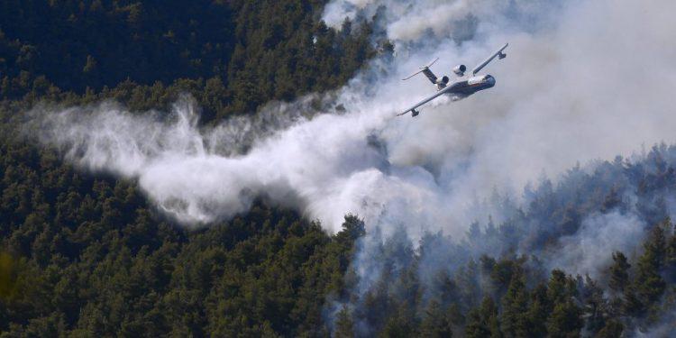 Μάχη σε δύο μέτωπα στα Βίλια – Επιχειρούν τα «Ιλιούσιν» και Beriev