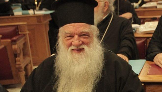 Χαμός σε λειτουργία με τον Αμβρόσιο – Έβγαλε το ψεκαστήρι “φάρμακο για τον κορονοϊό”