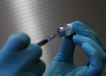 Εμβολιασμός: Τα γιατί της τρίτης δόσης – Πέντε ερωτήσεις και απαντήσεις