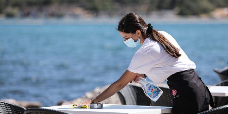 Εστίαση και χώροι ψυχαγωγίας: Καλοκαίρι καθημένων με τσουχτερά πρόστιμα και κλειστούς χώρους μόνο για εμβολιασμένους