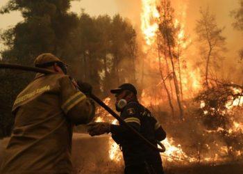 Μάχη να μη φύγει η φωτιά προς Αιδηψό – Αναζωπυρώσεις στην Πελοπόννησο