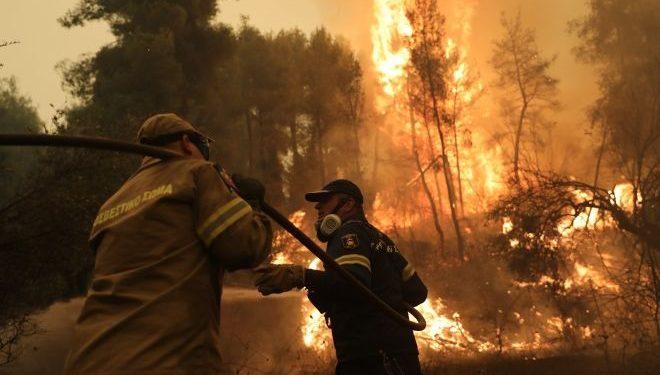 Μάχη να μη φύγει η φωτιά προς Αιδηψό – Αναζωπυρώσεις στην Πελοπόννησο