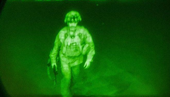 Αφγανιστάν: Η ιστορική τελευταία φωτογραφία Αμερικανου στρατιώτη πριν την αποχώρηση