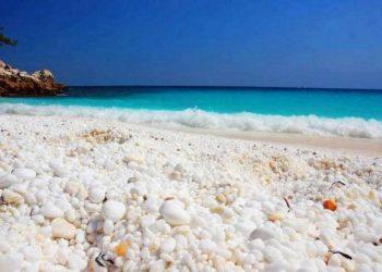 Αυτή είναι η «μαρμάρινη παραλία» της Ελλάδας – Πού βρίσκεται, από που πήρε το όνομά της