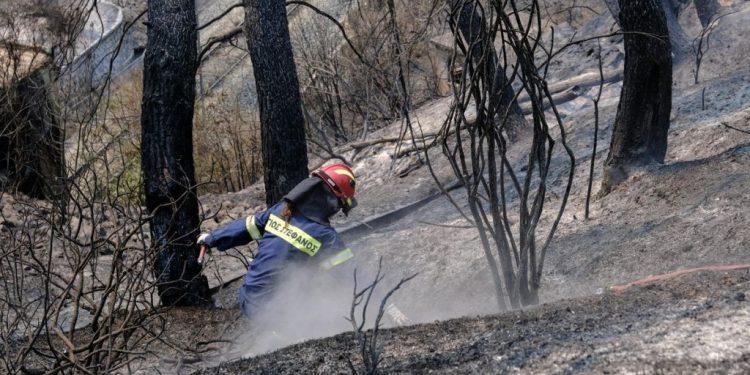 Φωτιές – Τραυματισμός πυροσβέστη στην Πάρνηθα – Παρελήφθη από ελικόπτερο