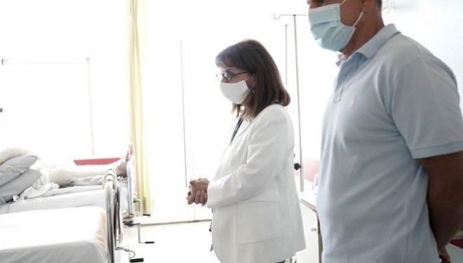 Στο ΚΑΤ για τους τέσσερις δασοπυροσβέστες η Κατερίνα Σακελλαροπούλου