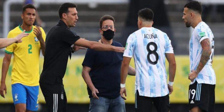 Με όπλο στο γήπεδο ο αστυνομικός που διέκοψε το Αργεντινή-Βραζιλία