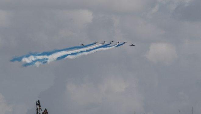 Μαχητικά πάνω από την Αθήνα: Rafale “ζωγράφισαν” τα ελληνικά χρώματα